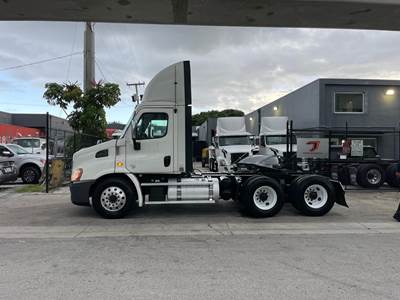 2016 Freightliner Cascadia 113 Day Cab Truck