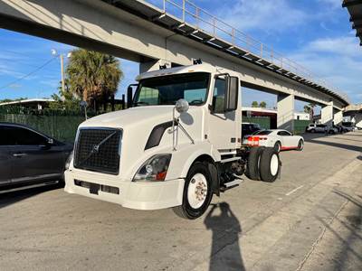 2007 Volvo VNL Day Cab Truck