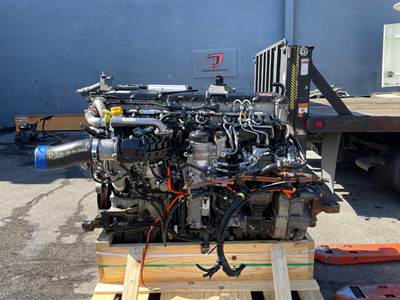 2017 Detroit DD13 Engine