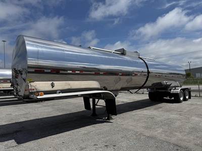 Polar 42ft Tandem Axle Stainless Steel Chemical / Acid Tank Trailer - Air Ride, Fixed Axle