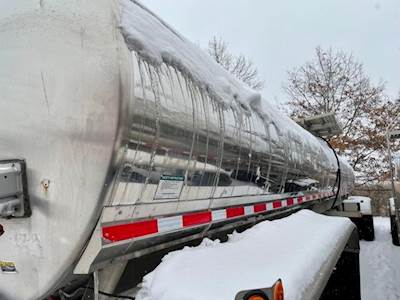 Walker 5,000 GALLON / AIR RIDE / REAR CABINET Non Code Tank Trailer