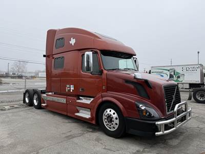 Volvo VNL64T780 Sleeper Semi Truck - Raised Roof Sleeper, D13 425HP, Automatic