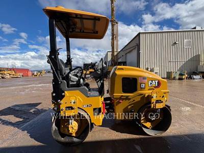 Caterpillar CB2.7 Asphalt Paver