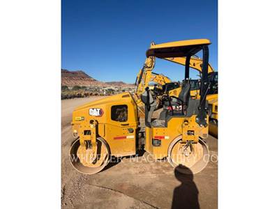 Caterpillar CB4.0 Smooth Drum Roller Compactor