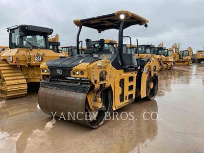 Caterpillar CB10 Smooth Drum Roller Compactor
