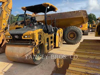 Caterpillar CB702 Smooth Drum Roller Compactor