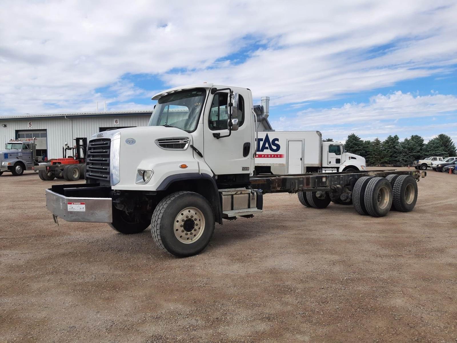 2014 Freightliner 108SD Tandem Axle Cab & Chassis Truck Cummins