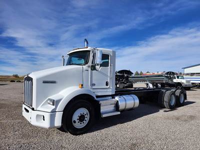 Kenworth T800 Tandem Axle Cab & Chassis Truck - Cummins, 370HP, 10 Speed Manual