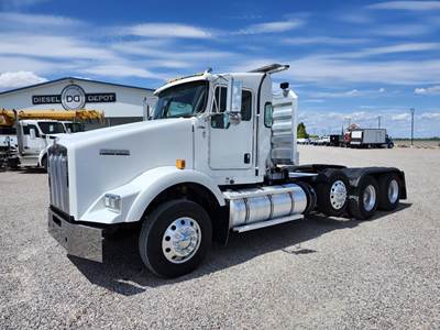 Kenworth T800 Tri Axle Day Cab Truck - Cummins 450HP, 13 Speed Manual