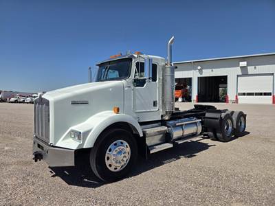 Kenworth T800 Day Cab Truck - Caterpillar 475HP, 18 Speed Manual