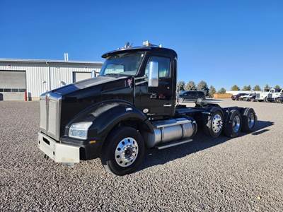 Kenworth T880 Tri Axle Day Cab Truck - Paccar 455HP, 13 Speed Manual