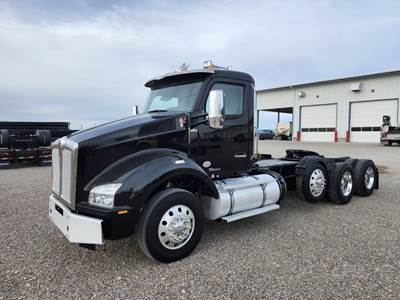 Kenworth T880 Tri Axle Day Cab Truck - Paccar 455HP, 13 Speed Manual