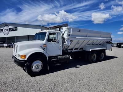 International 4900 20 ft Farm / Grain Truck - DT466 250HP, Automatic