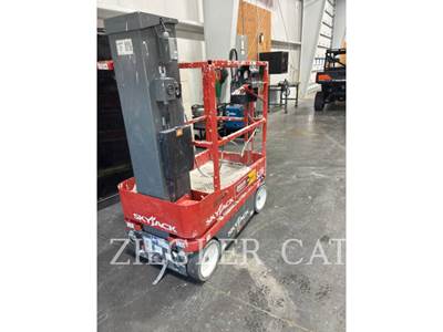 Skyjack SJ16 Scissor Lift