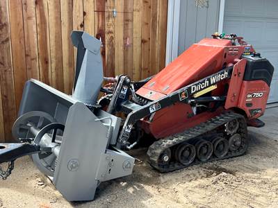 2013 Ditch Witch SK750 Track Skid Steer - 2 Buckets & snow pusher