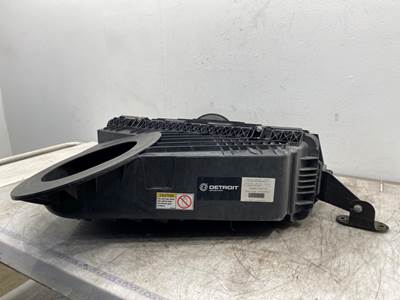 Used Freightliner Cascadia 126 Air Cleaner