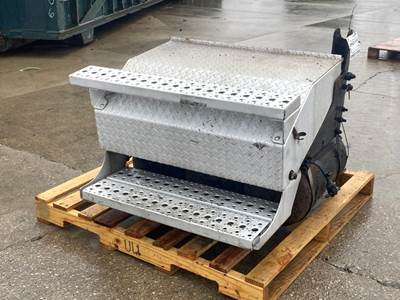 Used Freightliner Cascadia 125 Battery Box