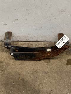 Used Freightliner Cascadia Fairing Bracket