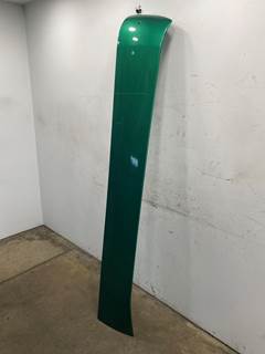 Used Peterbilt 579 RH Cab Sleeper Transition Panel