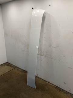 Used Peterbilt 579 RH Cab Sleeper Transition Panel