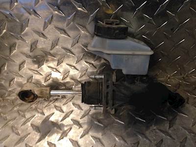 Used VOLVO VNL Hydraulic Clutch Master Cylinder