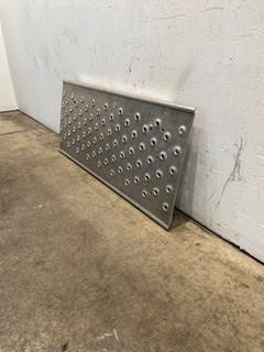 Used Freightliner Cascadia 126 Deck Plate