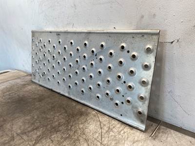 Used Freightliner Cascadia 126 Deck Plate