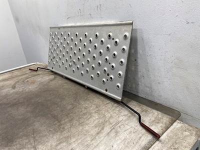 Used Freightliner Cascadia 126 Deck Plate