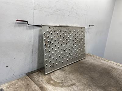 Used Freightliner Cascadia 126 Deck Plate