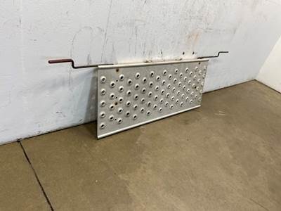 Used Freightliner Cascadia 126 Deck Plate
