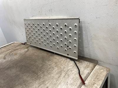 Used Freightliner Cascadia 126 Deck Plate