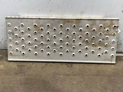 Used Freightliner Cascadia Deck Plate