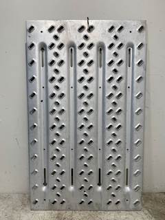 Used Mack CXU613 Deck Plate