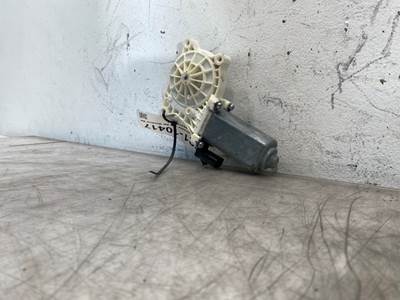 Used Freightliner Cascadia RH Window Regulator