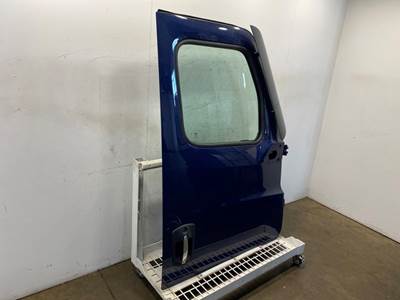 Used Freightliner Cascadia 126 RH Door