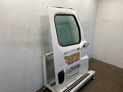 Used Freightliner Cascadia 126 RH Door