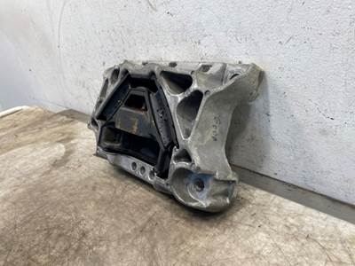 Used Freightliner Cascadia 126 Engine Mount