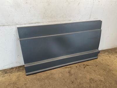 Used Freightliner Cascadia 125 RH Center Fairing