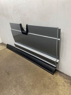 Used Freightliner Cascadia 126 RH Center Fairing