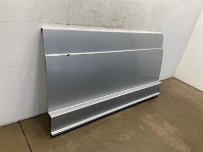 Used Freightliner Cascadia 126 Center Fairing