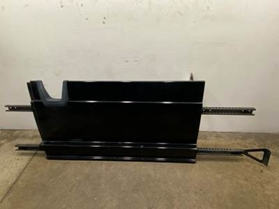 Used Freightliner Cascadia LH Center Fairing