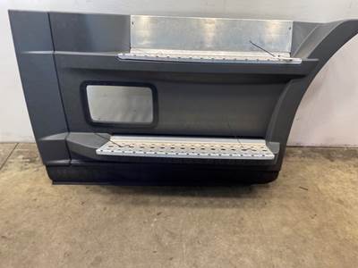 Used Freightliner Cascadia RH Step Fairing
