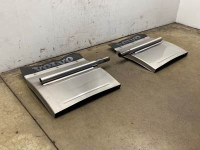 Used Volvo VNL Gen 3 Set, 1/4 Fender