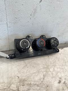 Used Freightliner Cascadia 126 Dash Climate Control