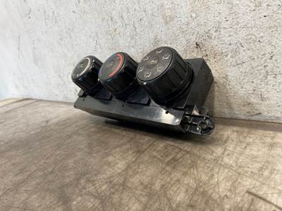 Used Freightliner Cascadia 126 Dash Climate Control