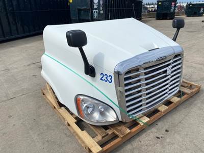 Used Freightliner Cascadia 125 Hood