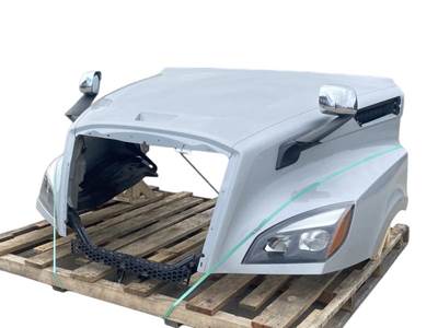 Used 2018 Freightliner Cascadia 126 Hood, Silver, 52.00" Centerline