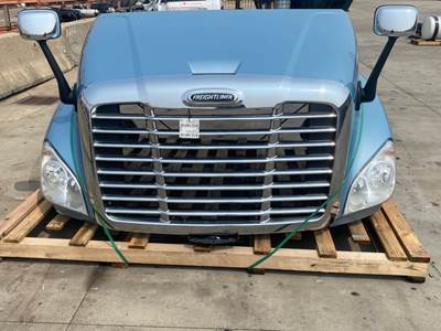 Used Freightliner Cascadia 125 Hood