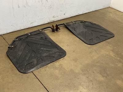 Used Caterpillar CT660 SET, Mud Flap Hangers
