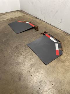 Used Freightliner Cascadia 113 SET, Mud Flap Hangers